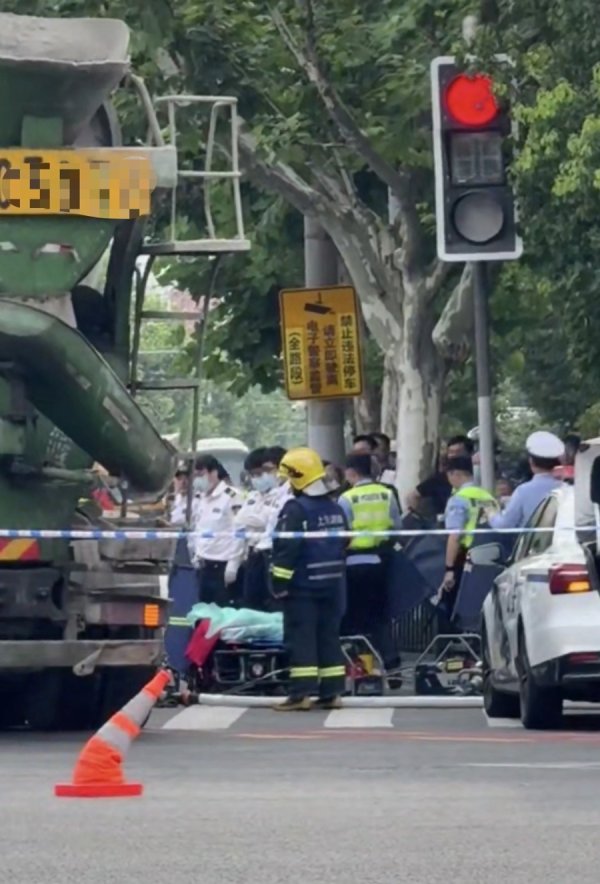 优配货主 水泥搅拌车右转撞倒电动自行车 伤者被及时送医救治