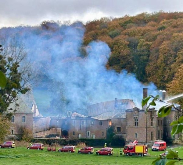 稳拿证券 法国千年修道院失火，“只剩下残垣断壁”