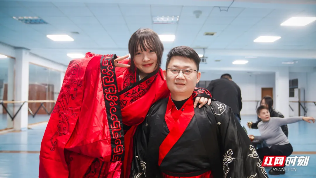 易方达证券 汶川地震被救起的女孩，17年后和救她的军人结婚了